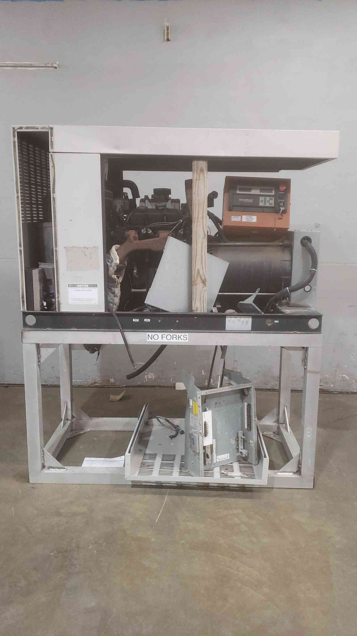 AS IS 30KW Generac SG030 120/240V 125A 1PH LP Nat Gas Chrysler Engine Generator 0051911(SKU: 111038)