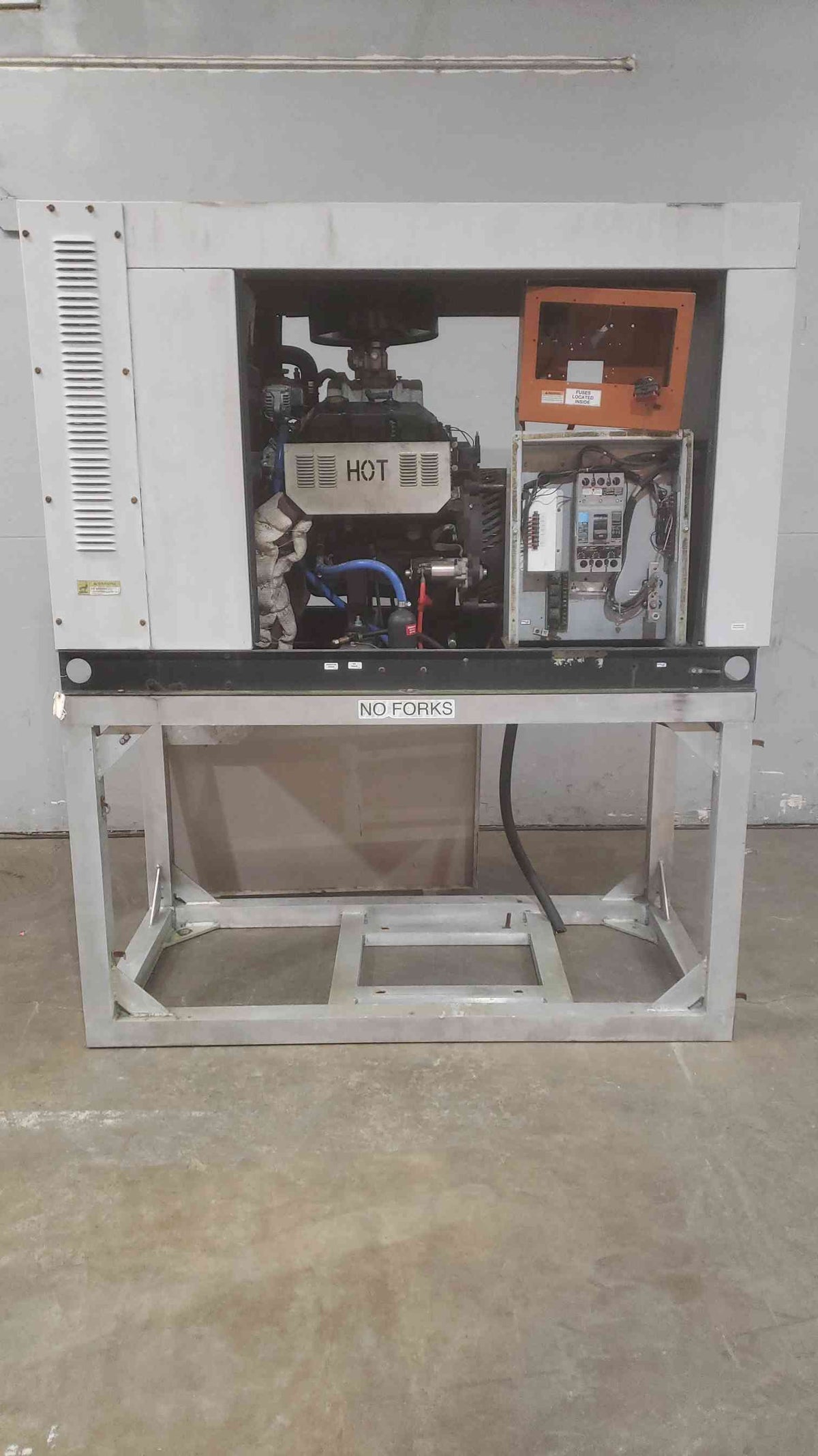 AS-IS 30KW Generac 120/240V 125A 1PH LP Nat Gas Chrysler Generator(SKU: 110995)