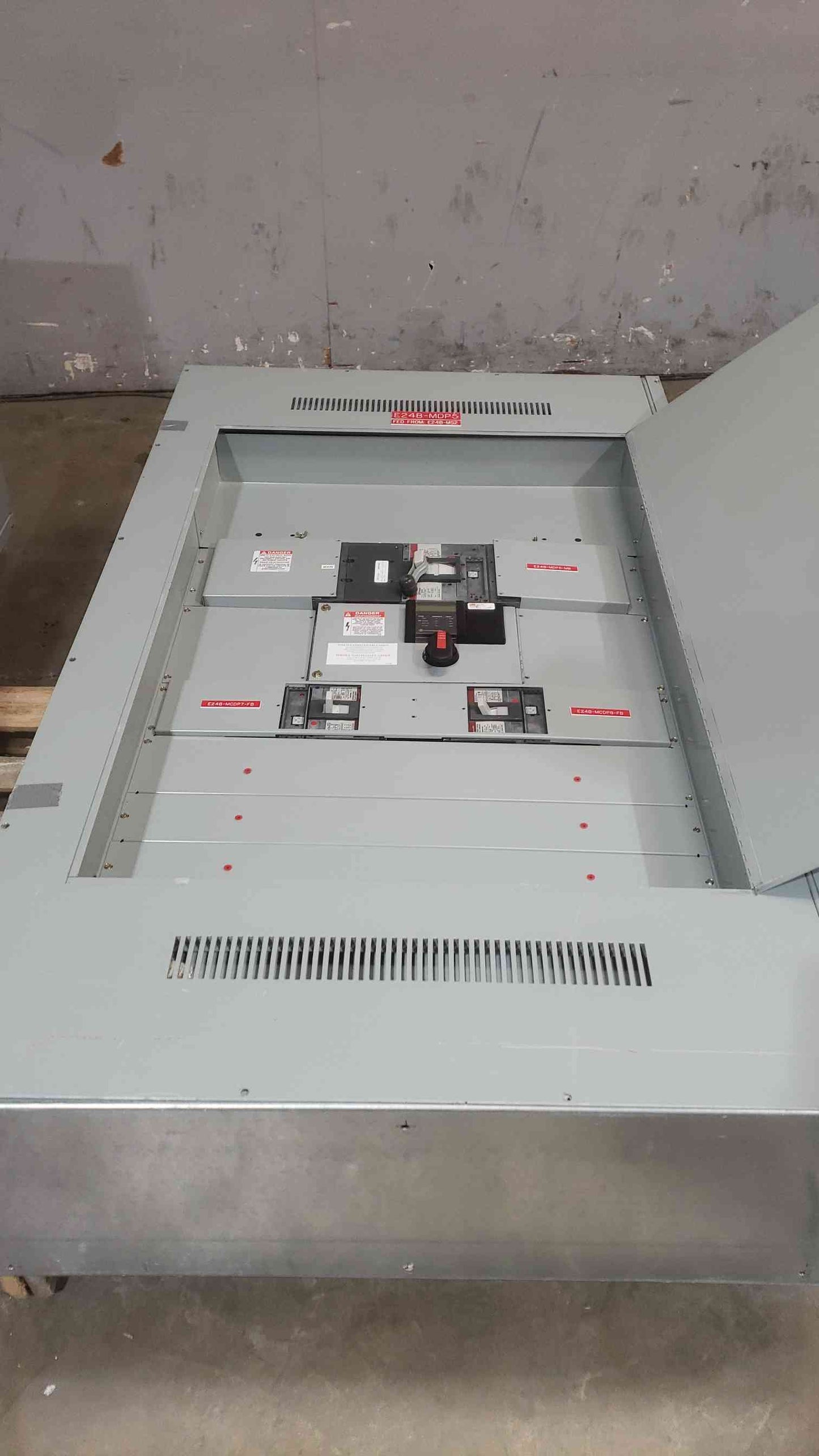 GE 800A 480VAC 3PH 3W Top Feed Panelboard 2 Breaker Meter & Main (SKU: 112070)