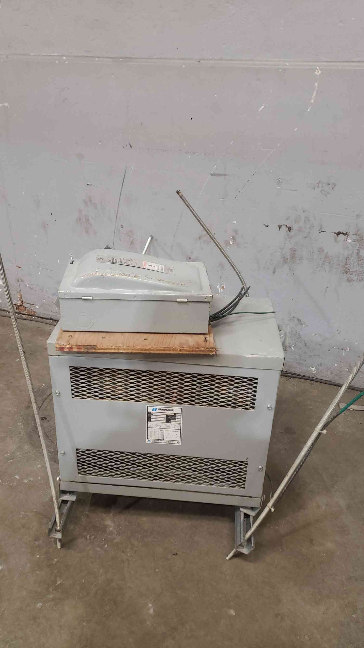 MagneTek 30KVA 480v x 208Y/120 Dry Type Transformer 5H3-30BR-4C (SKU: 112167)