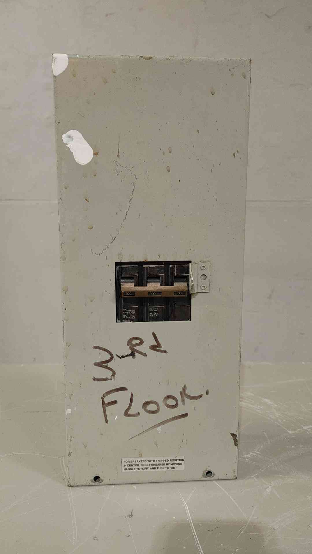 I-T-E 100A 240V 3Pole Enclosed Circuit Breaker(SKU: 112553)