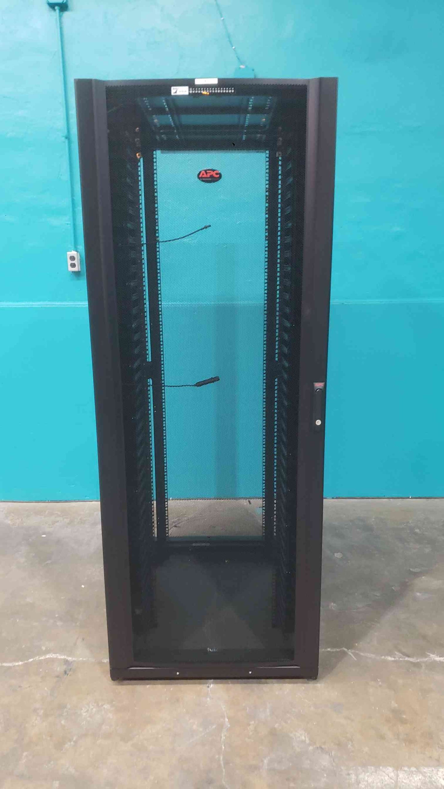 APC NetShelter SX 42U Server Rack Enclosure AR3100 - Black - IT Data Cabinet (SKU: 112985)
