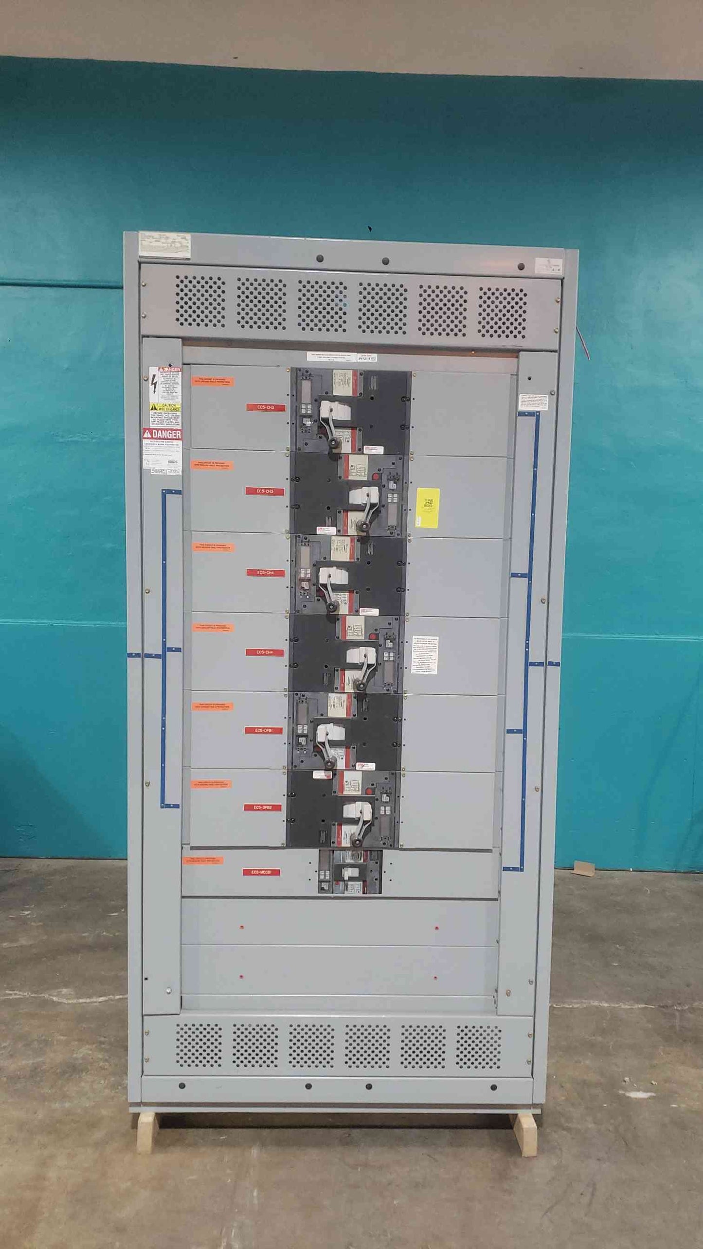 GE Spectra Series 4000A Switchboard Section | 480Y/277V 3PH 4W | (6) 800A & (1) 400A 3-Pole Breakers(SKU: 113125)