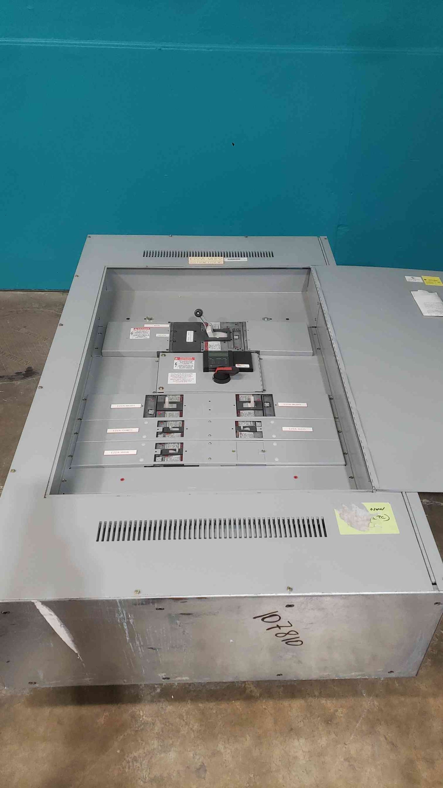 GE Spectra Series 800A 480V 3PH 3W 5 Breaker + Main Panelboard Interior Copper Bus (SKU: 113115)