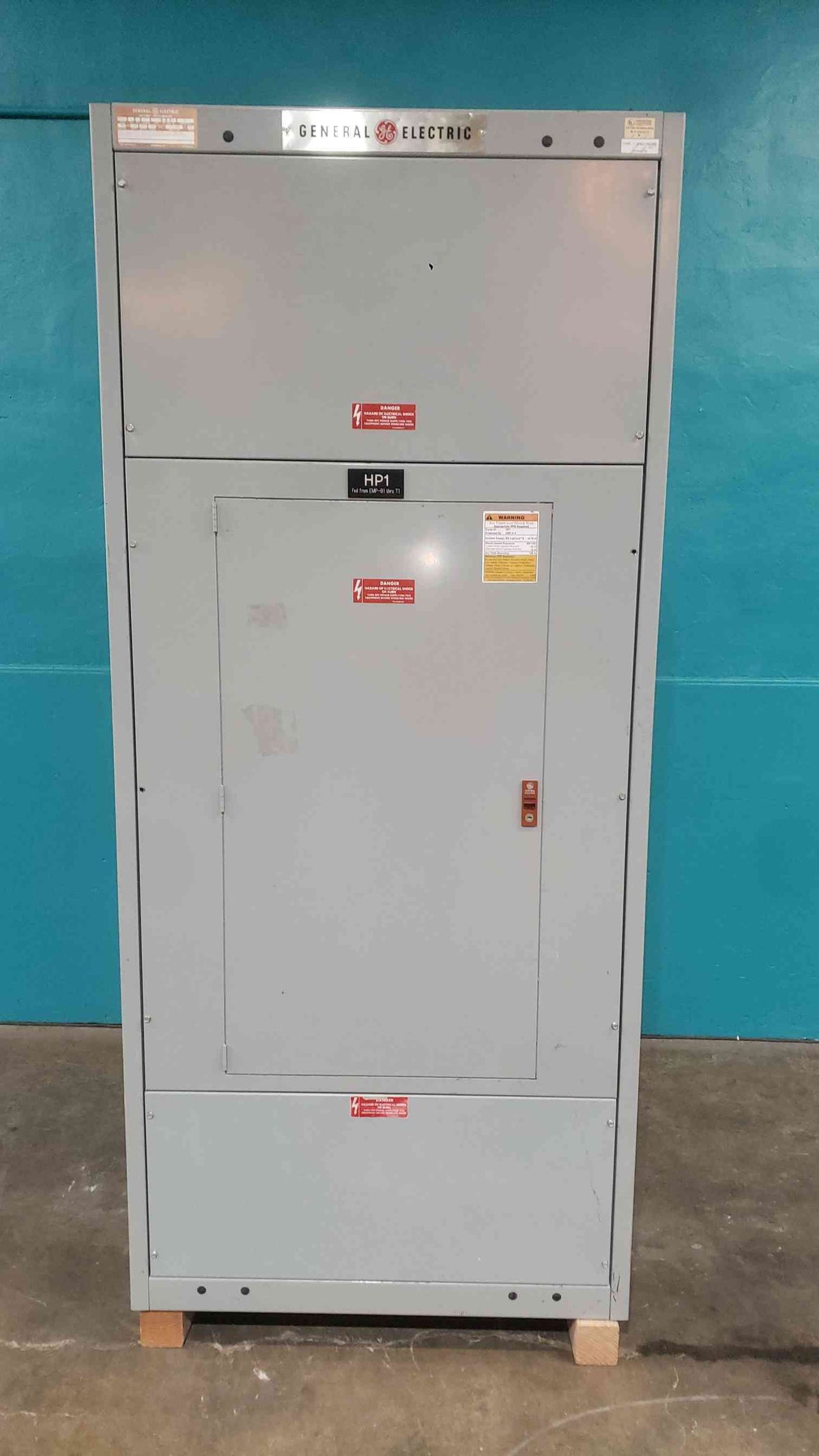 GE 1200A AV-Line Switchboard Panelboard 208V 3 Phase Lot with 5x GE 3-Pole Breakers