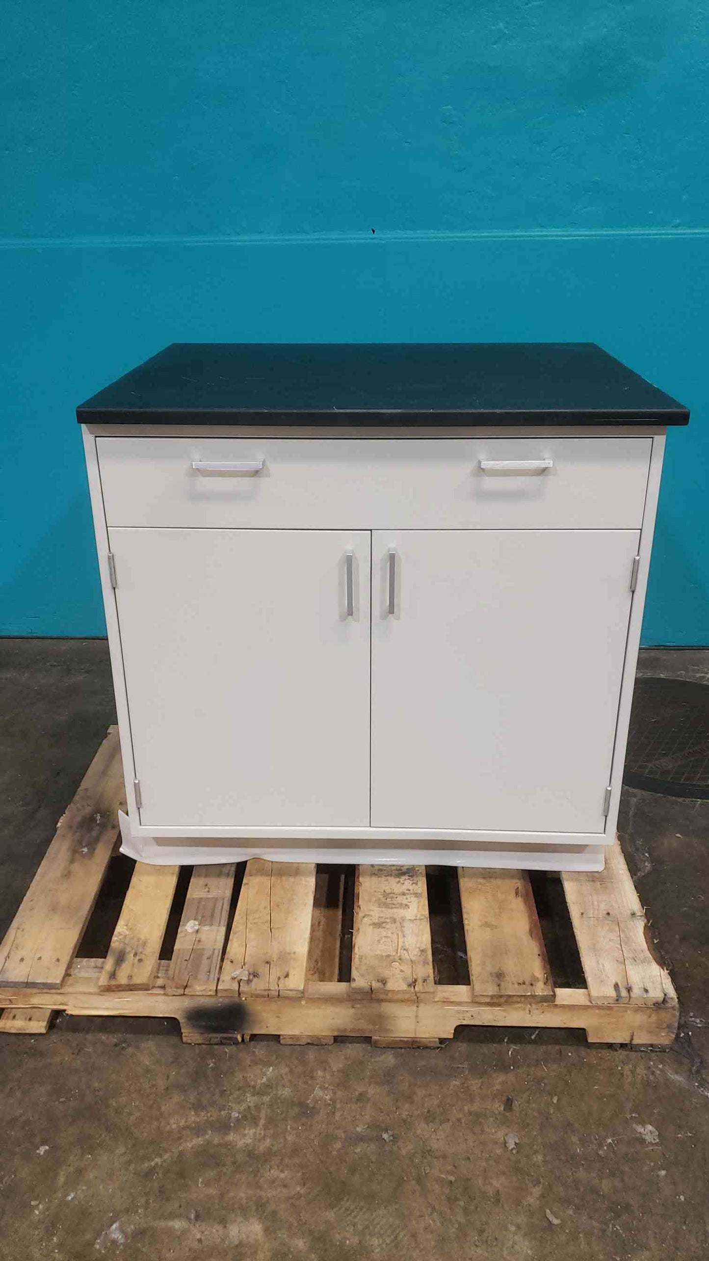 Hamilton 3' Mixed Casework W/ Black Epoxy Countertop (SKU: 113638)