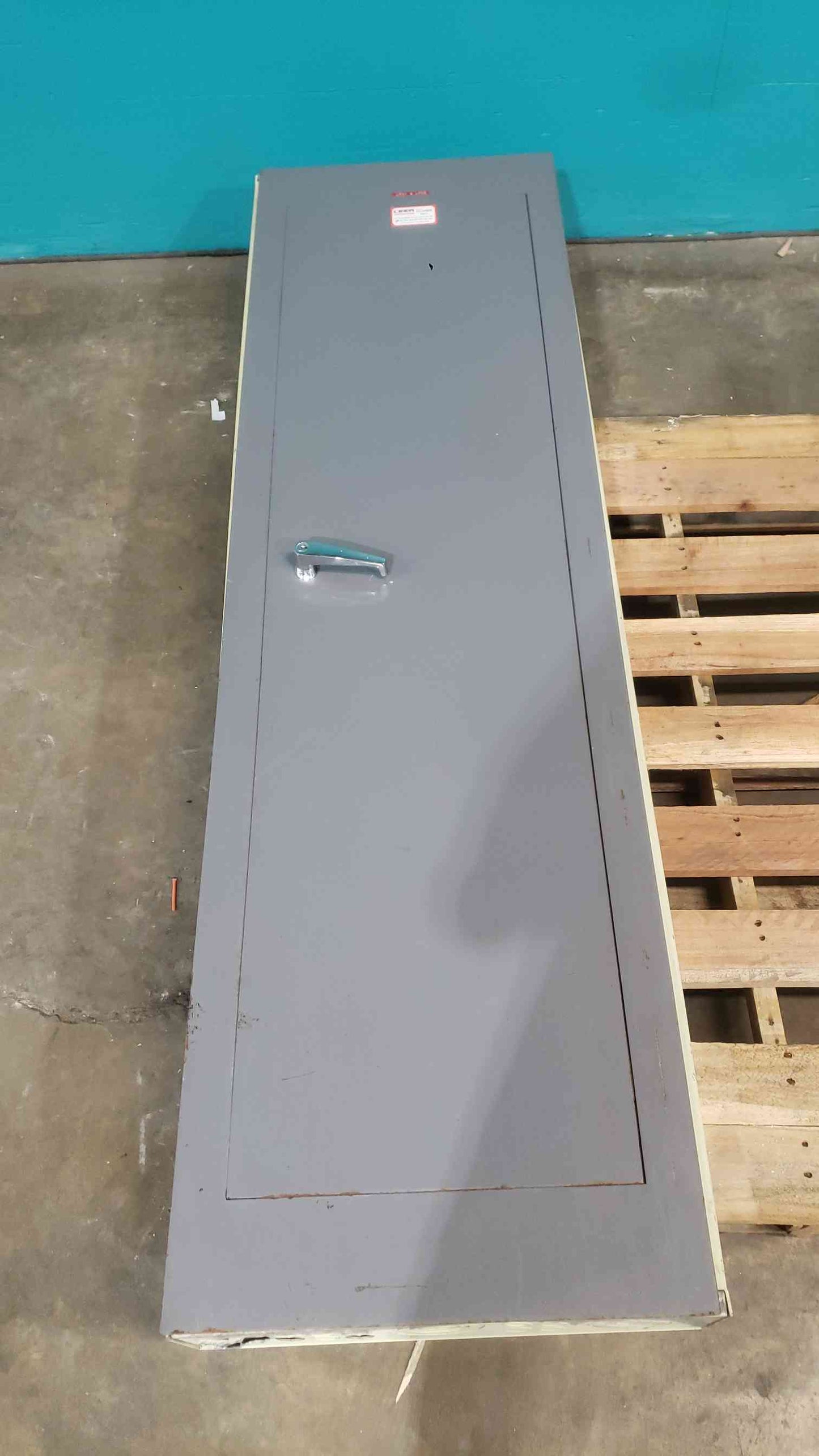 Square D NY1B 100A 277/480V 3 Phase Panelboard 16x 20A Single Pole Breakers 100 Amp