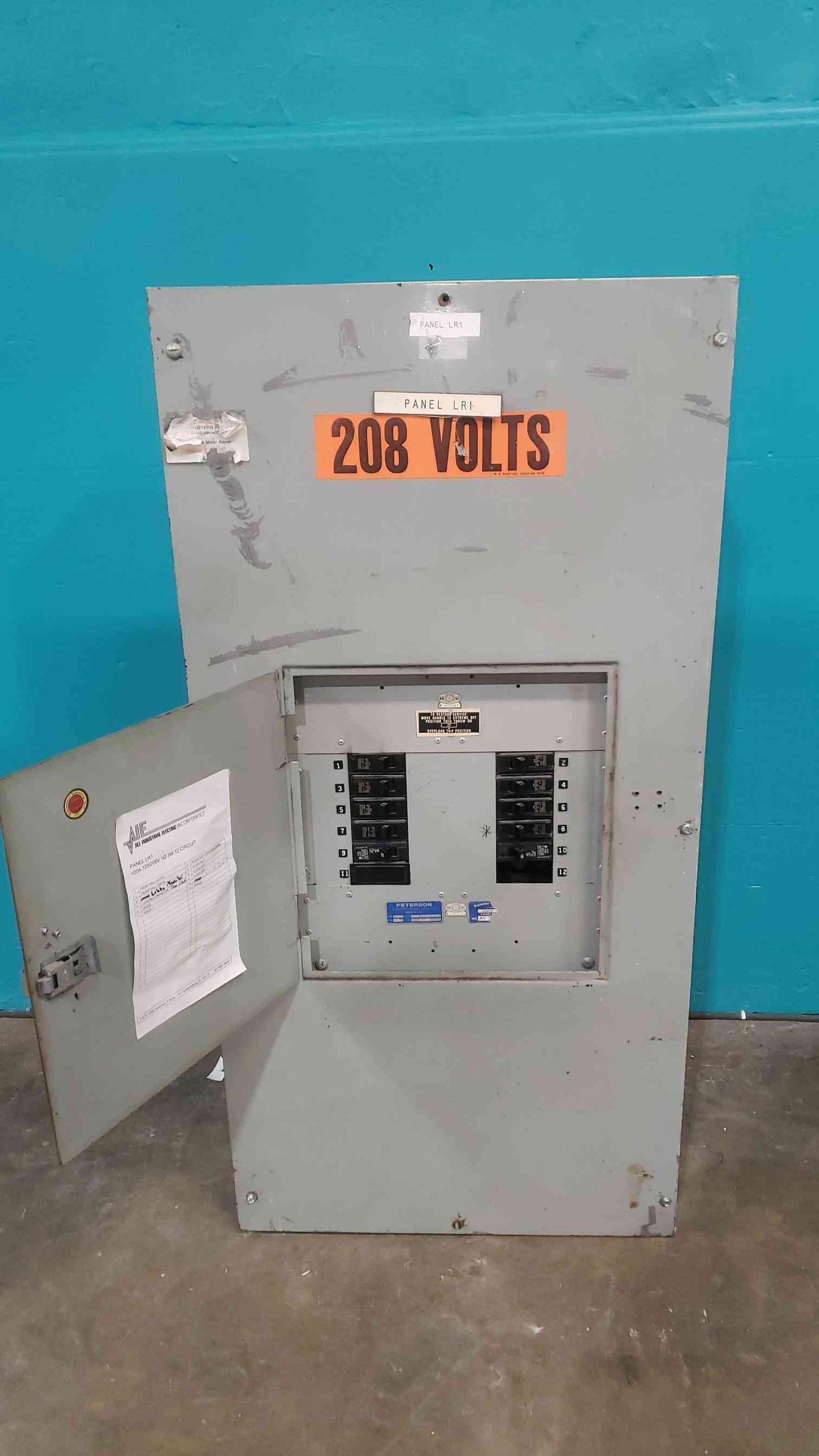 Peterson 100A 120/208V 3 Phase 12-Circuit Panelboard Siemens 15A 20A Breakers