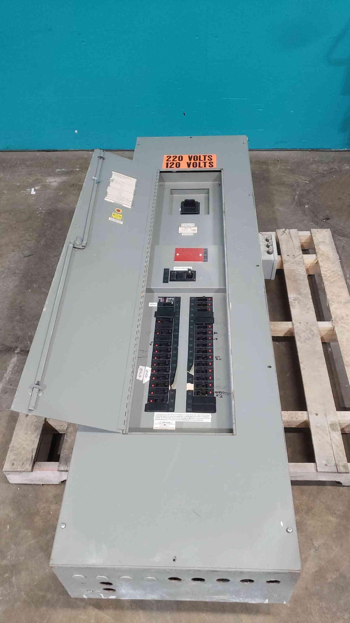 Siemens 120/220V 3 Phase Industrial Panelboard Siemens 600A Main 125A 100A Breakers