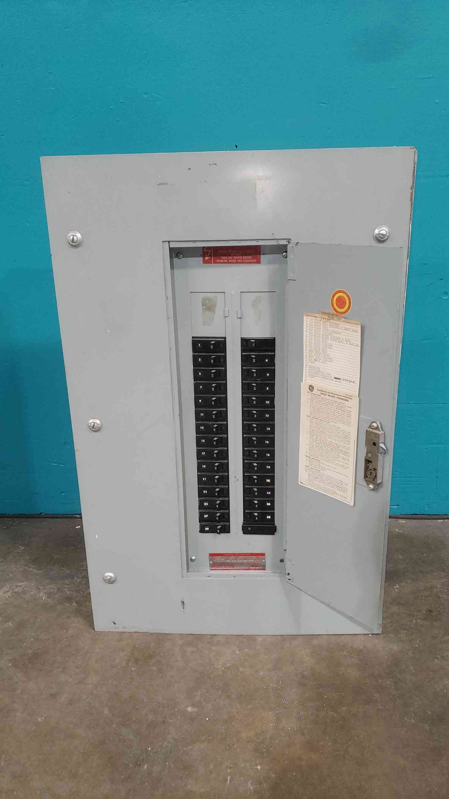 Vintage GE NLAB 100A 120/208V 3 Phase Panelboard 29x TQB 20A Breakers BD919918