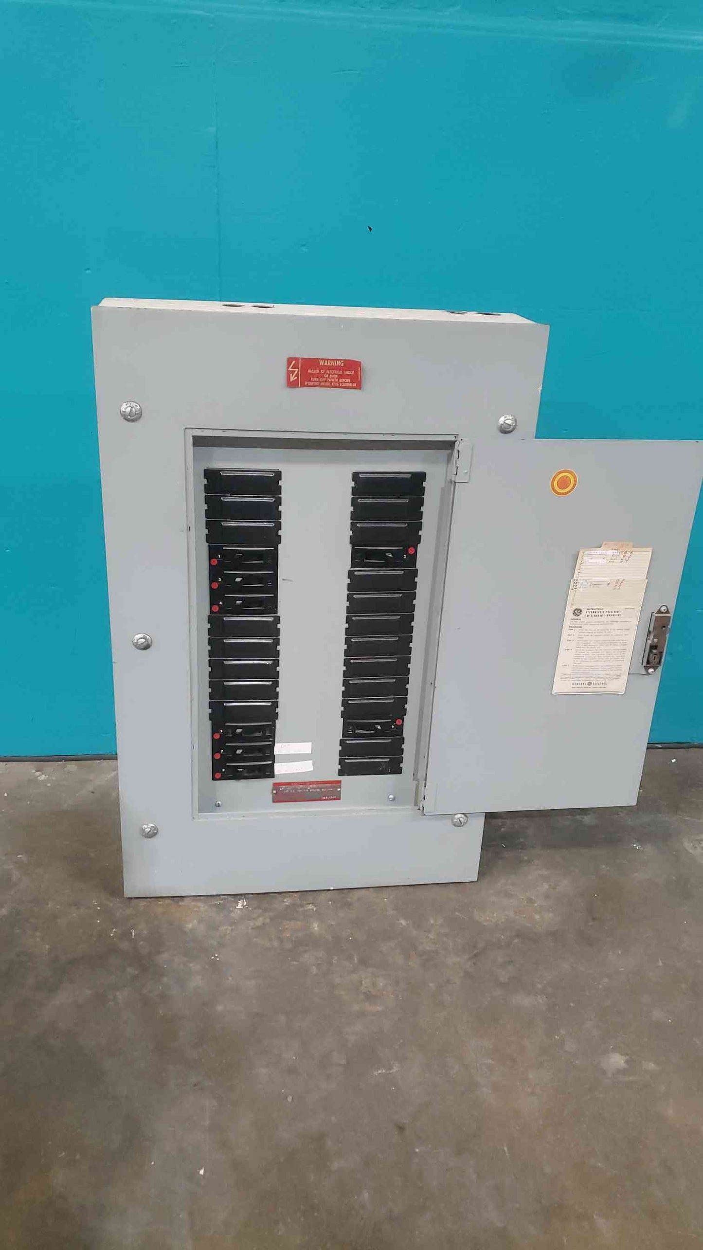 GE NHB 100A 277/480V 3 Phase Panelboard 8x TEF 20A Breakers BD918048 Parts