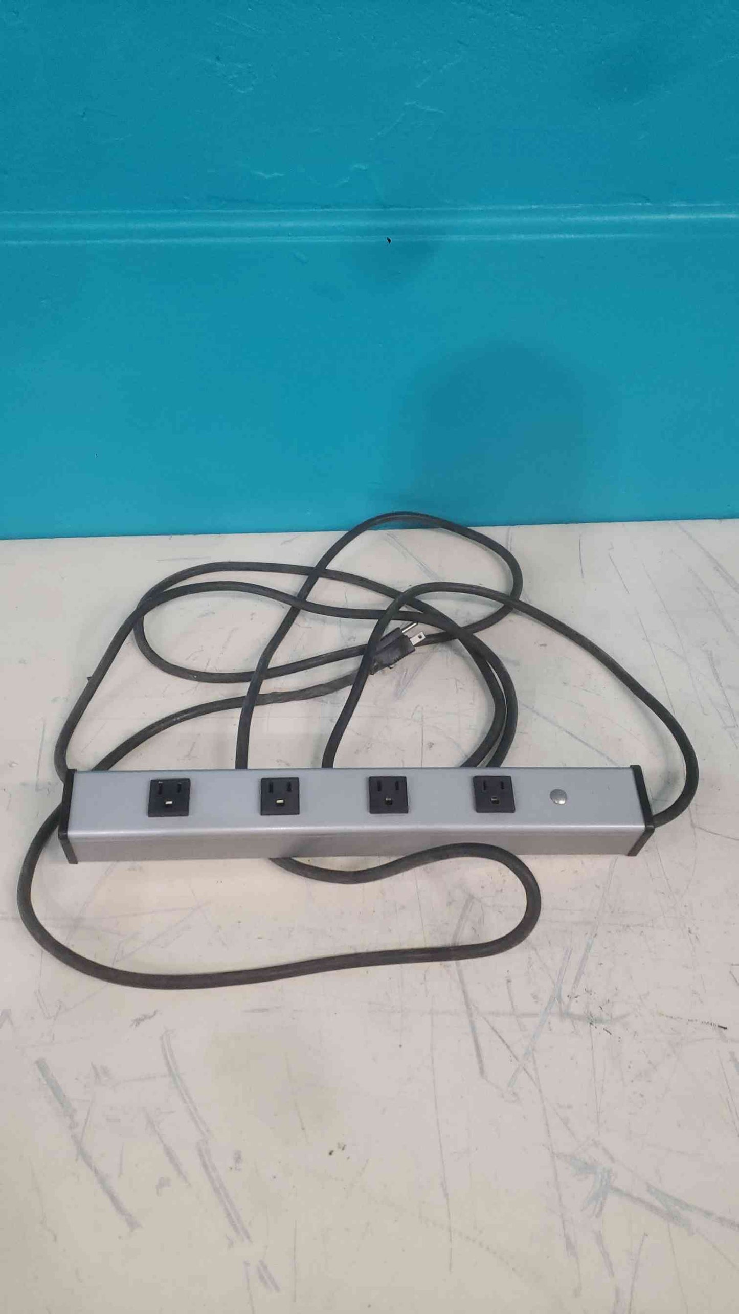 Wiremold UL1090BD Aluminum Industrial Power Strip 4 Outlet Center 15A 120V Cord