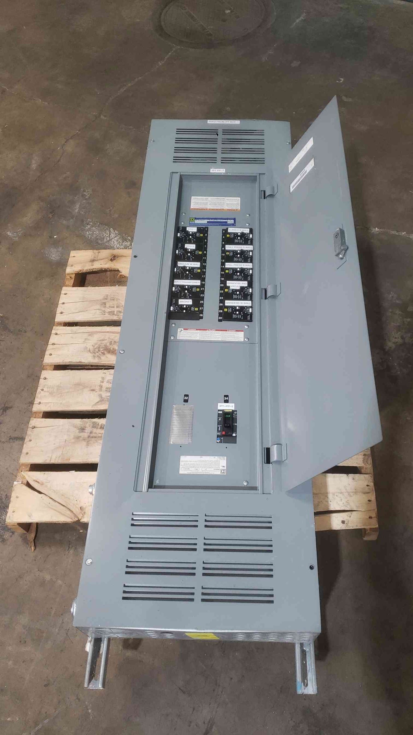 Square D NF430L4C 400A 600V 3 Phase Panelboard Panel W/ 200A 100A 30A Breakers