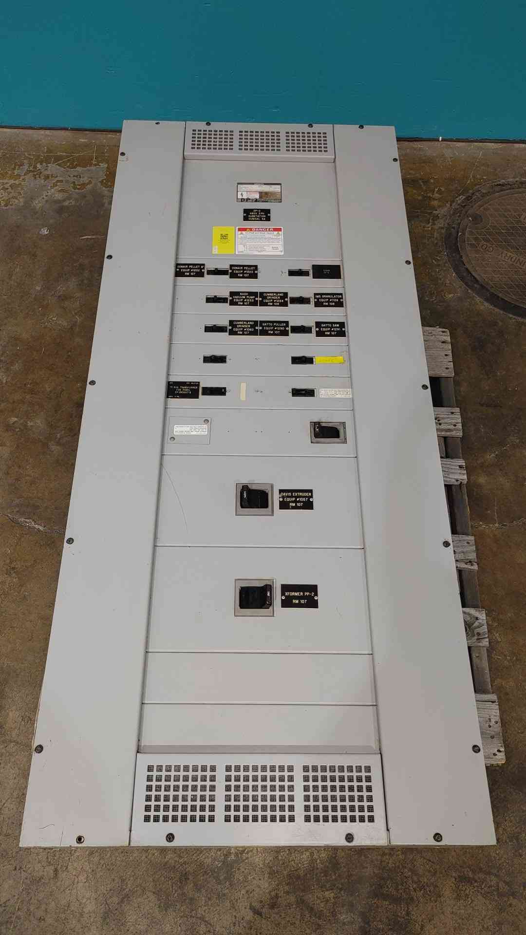 Siemens S4 800A 480V 3 Phase Industrial Panelboard Distribution Panel w Breakers