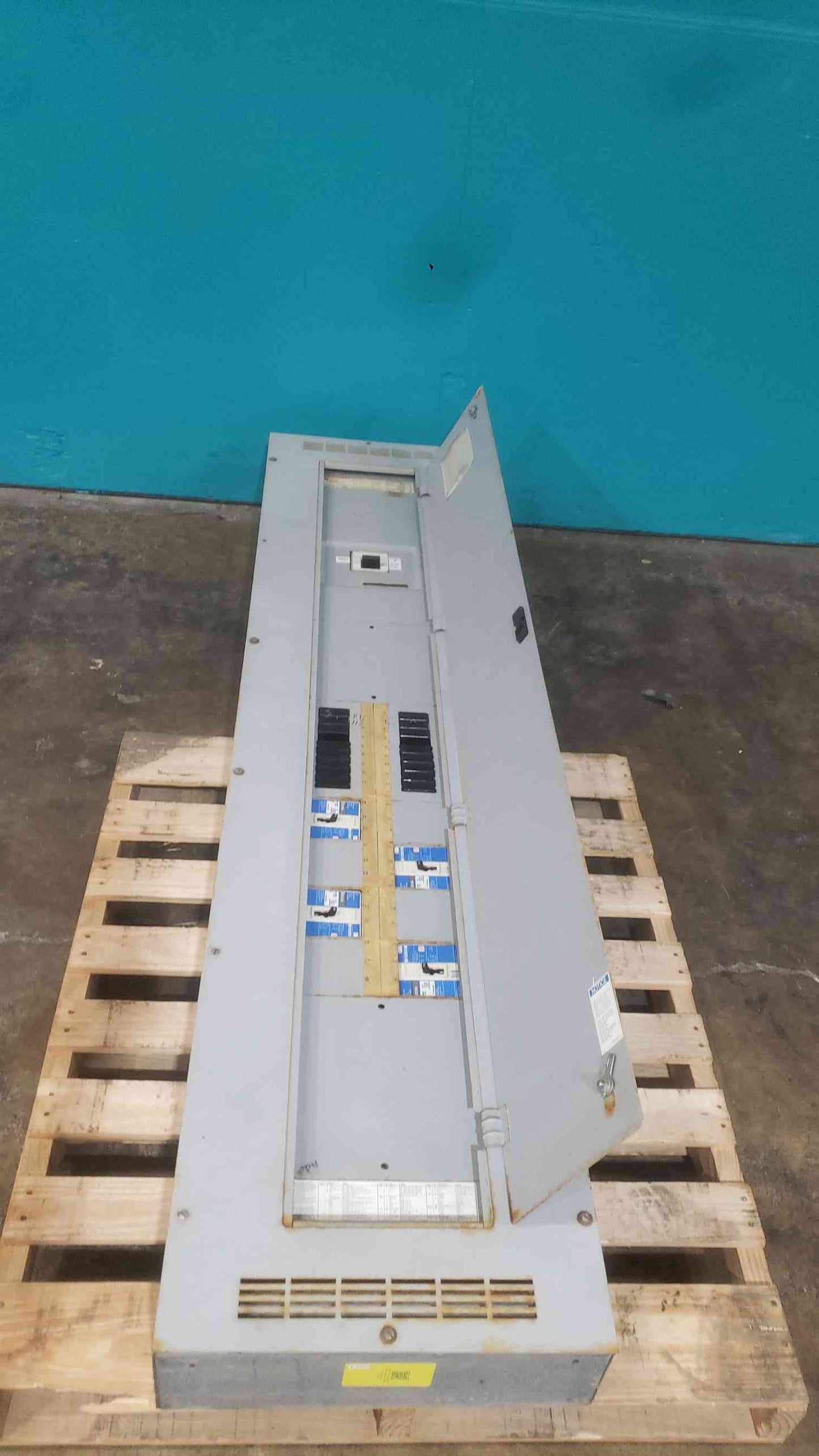 Cutler-Hammer 600A 208/120 3PH 4W Panelboard (SKU: 113921)