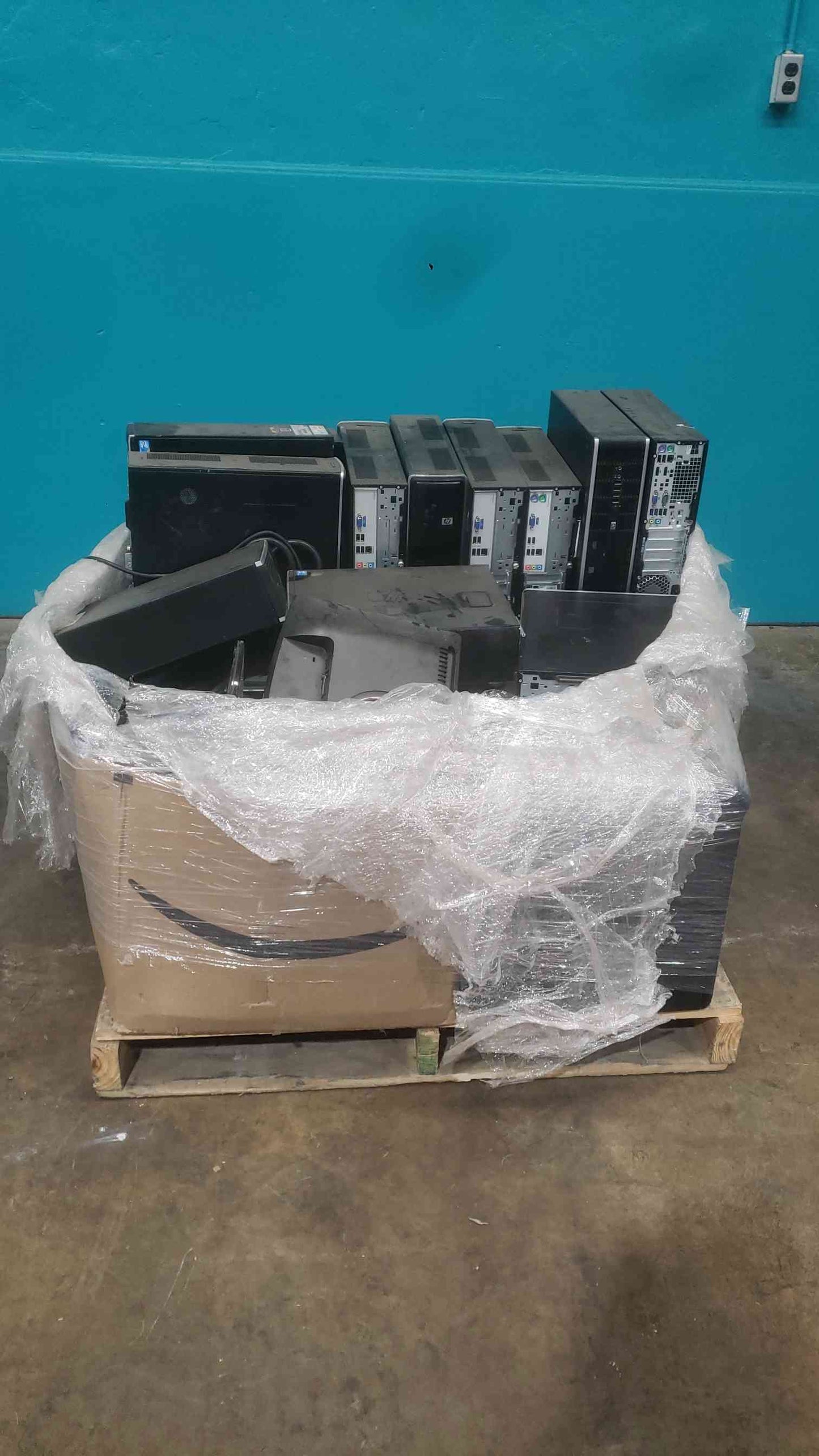 Mixed Lot Of 7 Computer Monitors/ 10 Computers (SKU: 113926)