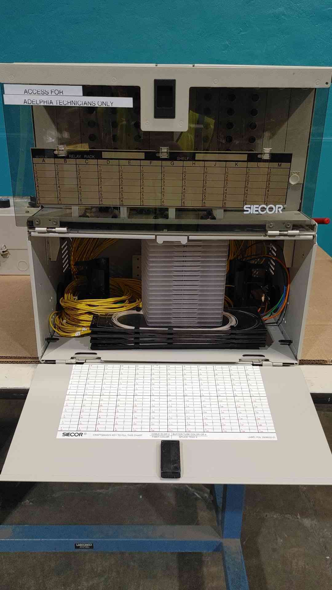 Siecor Corning Fiber Distribution Enclosure Patch Panel with Splice Tray Stack