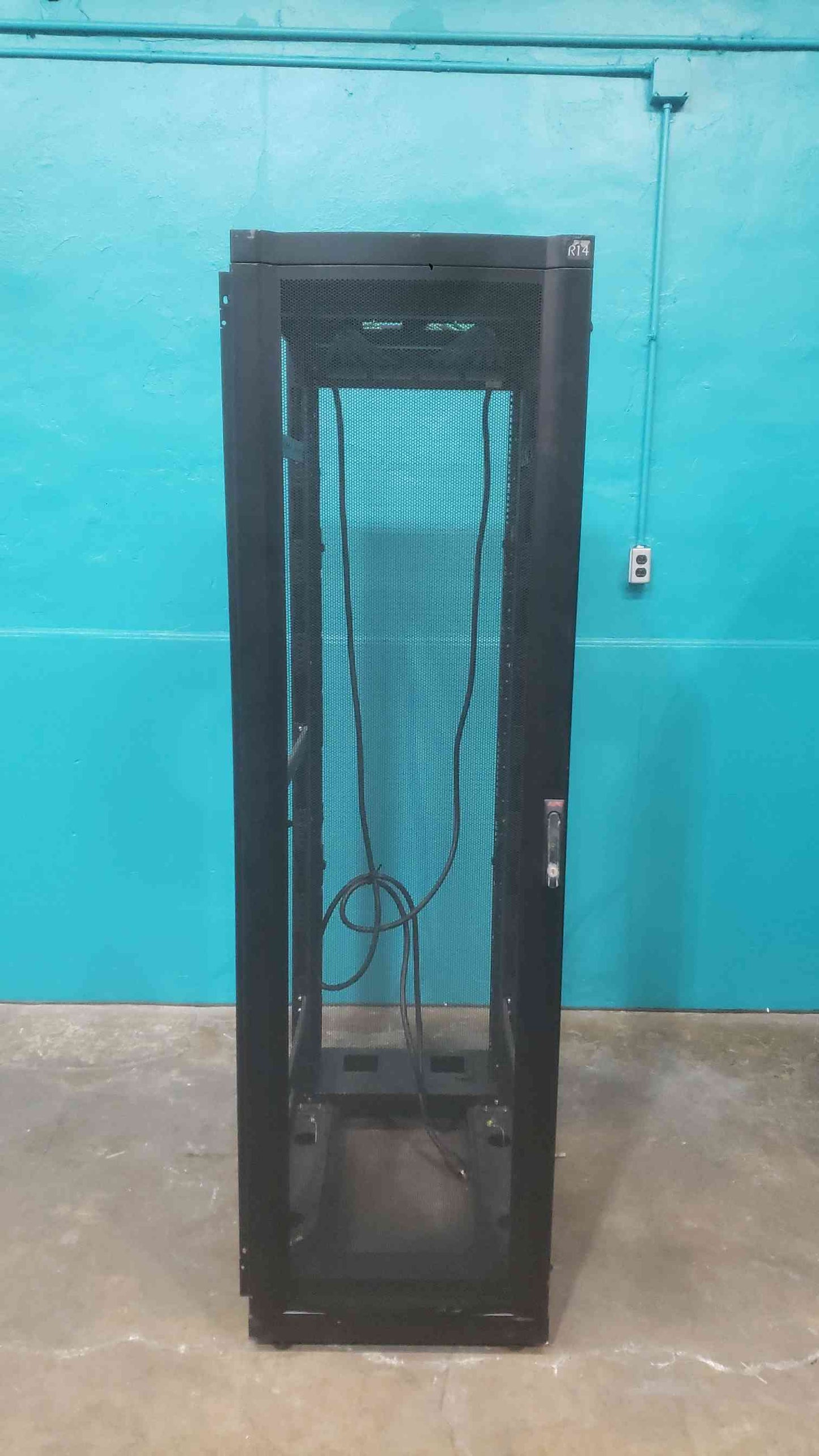 APC NetShelter VX 42U Server Rack Enclosure IT Cabinet 19" Black AR2101BLKX369