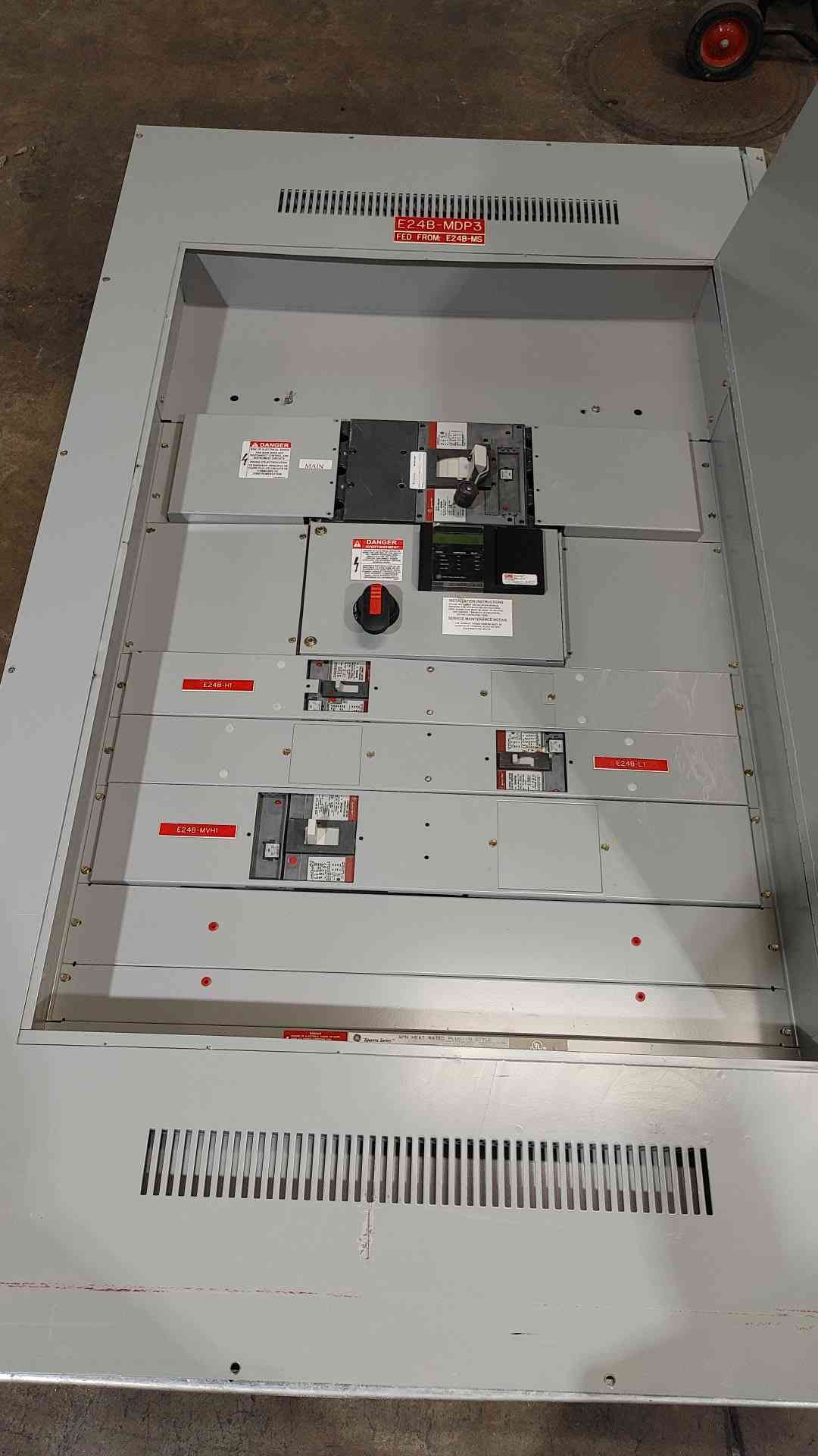 GE Spectra Series 800A Main Distribution Panelboard 600V 3 Phase Loaded Breakers