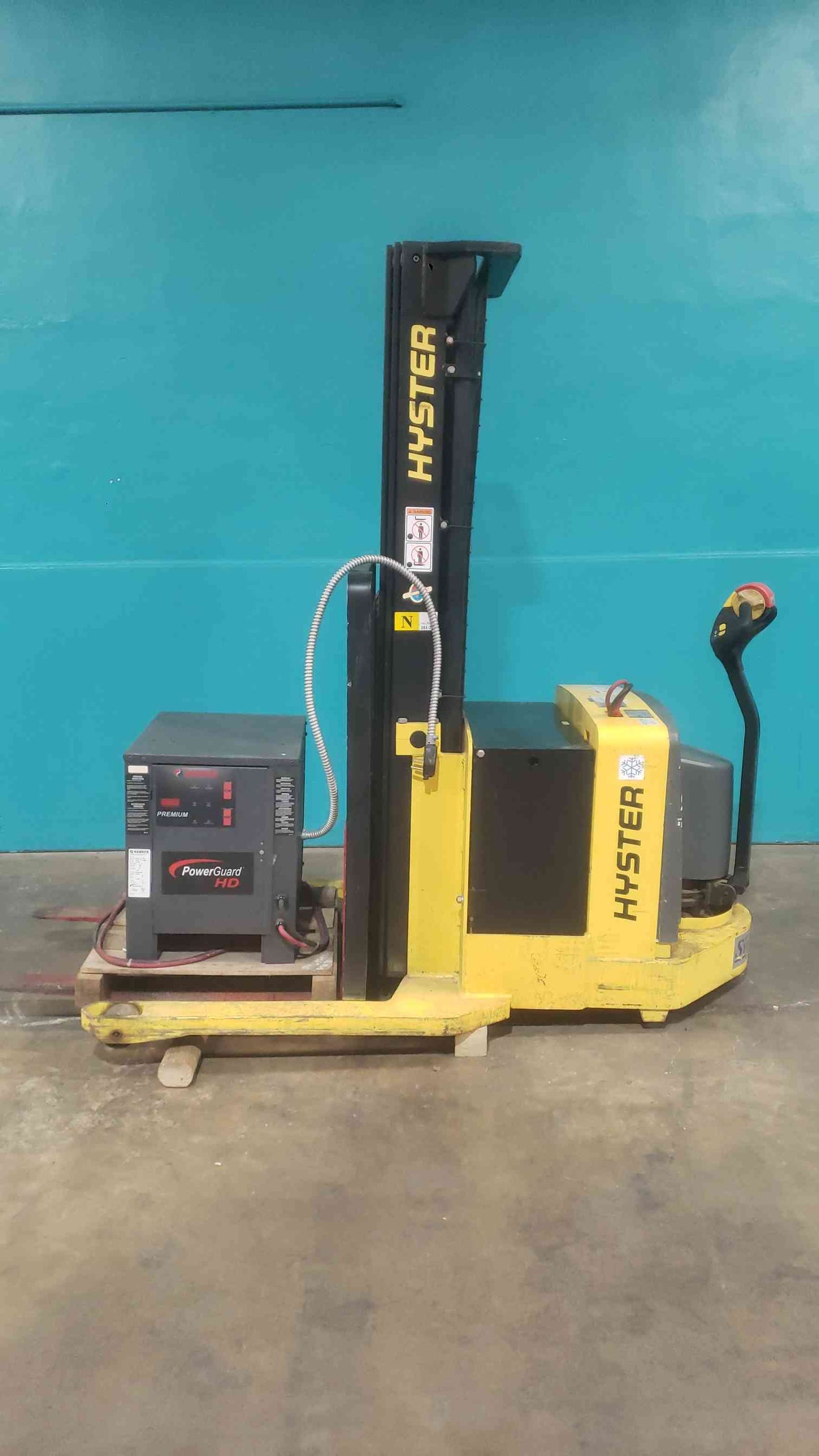 Hyster W30ZA Electric Walkie Straddle Stacker Forklift 24V w/ Hawker HD Charger