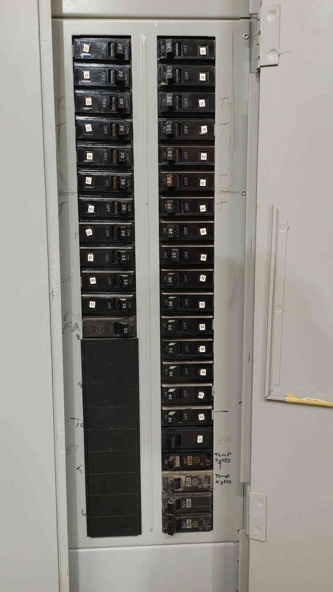 GE NLAB 400A 208Y/120V 3-Phase Commercial Panelboard Loaded w/ THQB Breakers