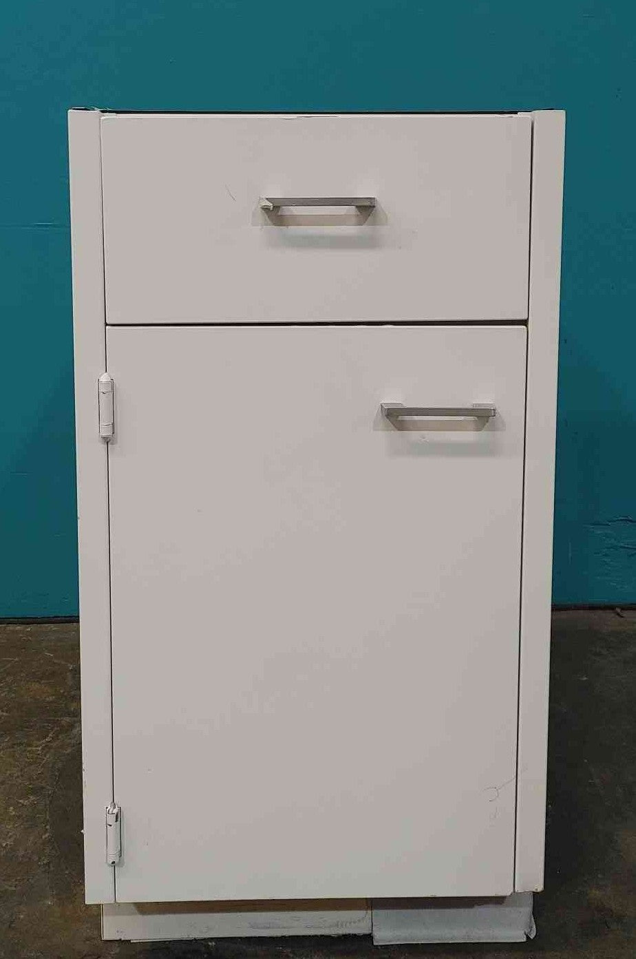 18" St. Charles 2 Door Cabinet (Sku:115122)