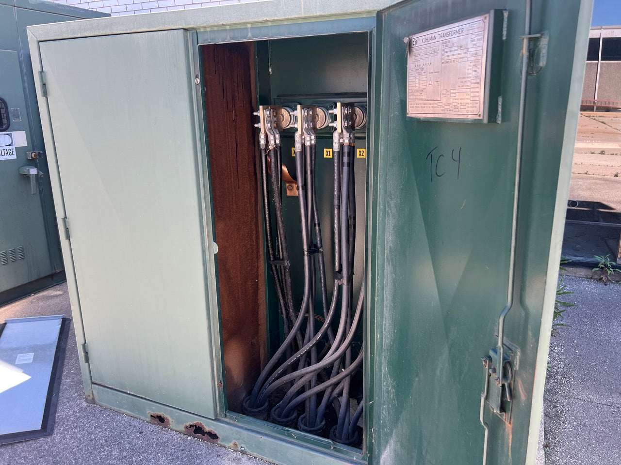 750 kVA Padmount Transformer Kuhlman 4160V Delta to 480Y/277V 3 Phase Oil