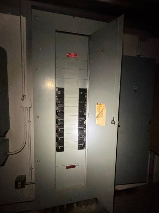 GE CCB 600A 240V Commercial Electrical Panelboard Enclosure Main Lug & Breakers