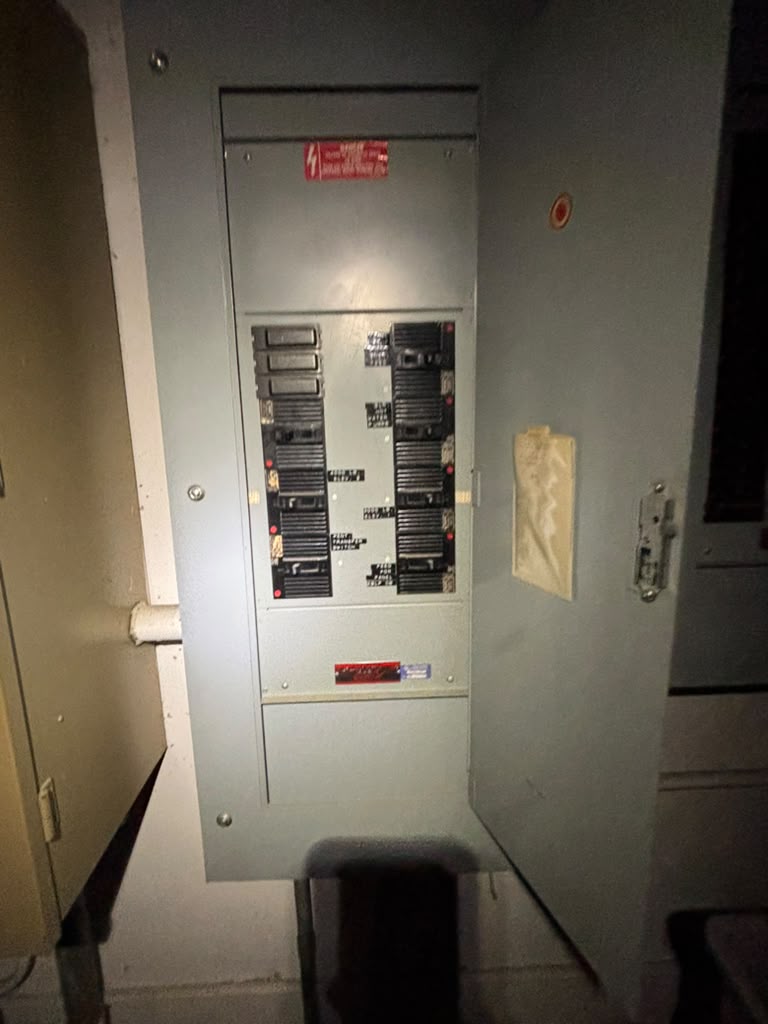 GE NHB 400A 480Y/277V 3PH 4W Commercial Panelboard Enclosure TED Breakers