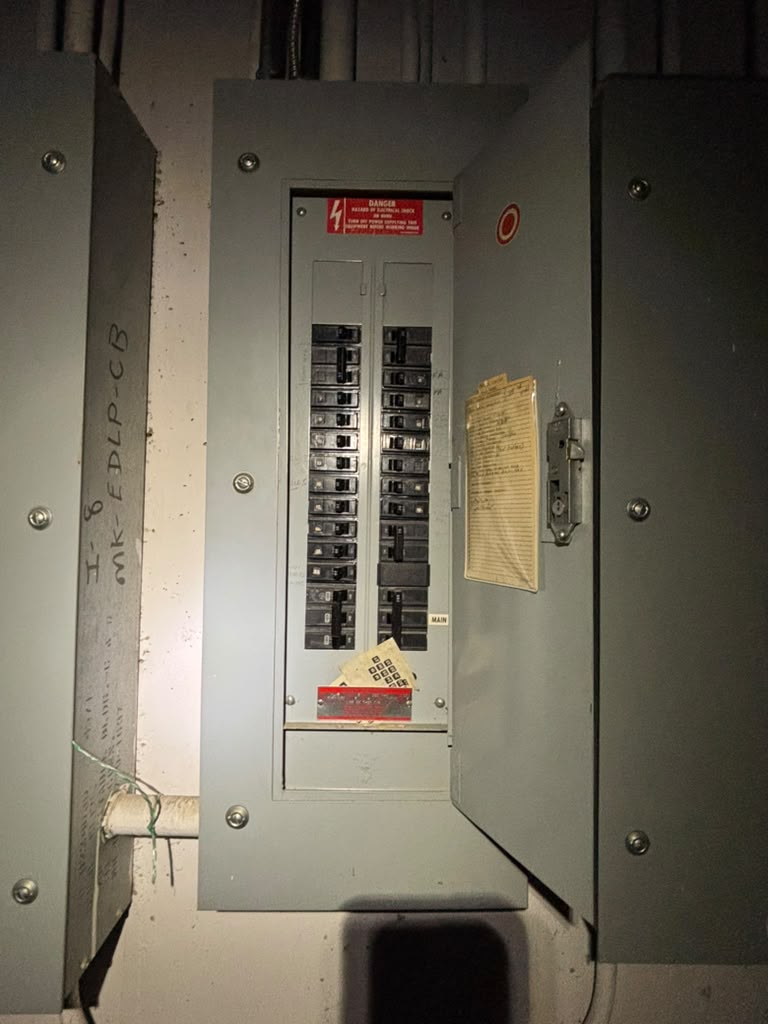 GE NLAB 100A 208Y/120V 3PH 4W Commercial Panelboard THQB Breakers