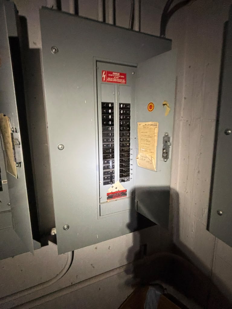 GE NLAB 100A 208Y/120V 3PH 4W Panelboard Enclosure THQB Breakers