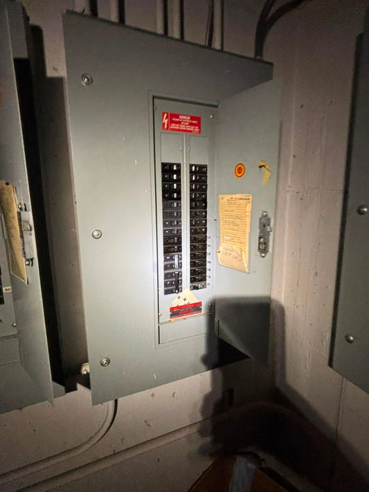 GE NLAB 100A 208Y/120V 3PH 4W Panelboard Enclosure THQB Breakers
