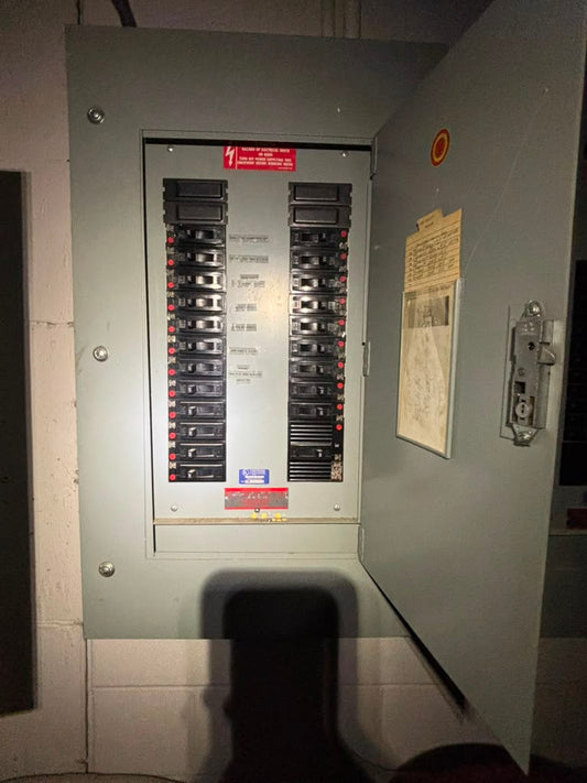 GE NHB 100A 480Y/277V 3PH 4W Panelboard Enclosure TED Breakers