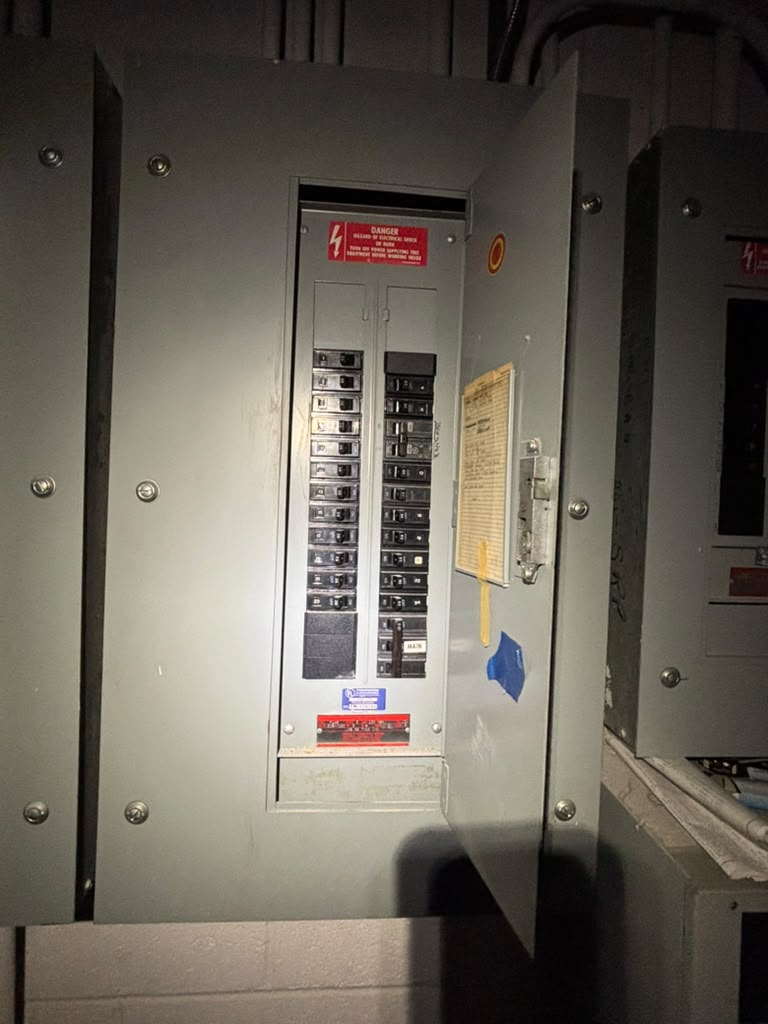 GE NLAB 100A 208Y/120V 3PH 4W  Commercial Panelboard Enclosure THQB Breakers