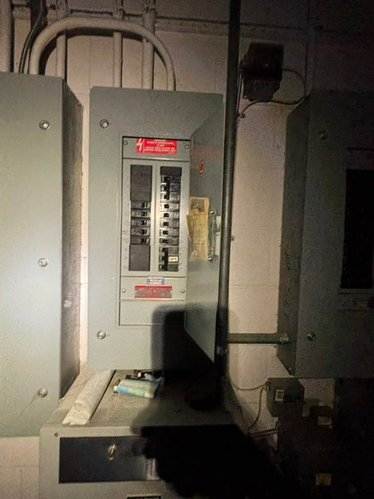 GE NLAB 100A 208Y/120V 3PH 4W Commercial Panelboard Enclosure THQB Breakers