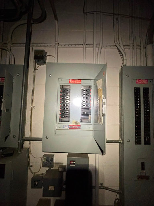 GE NHB 100A 480Y/277V 3PH 4W Commercial Panelboard Enclosure TED Breakers