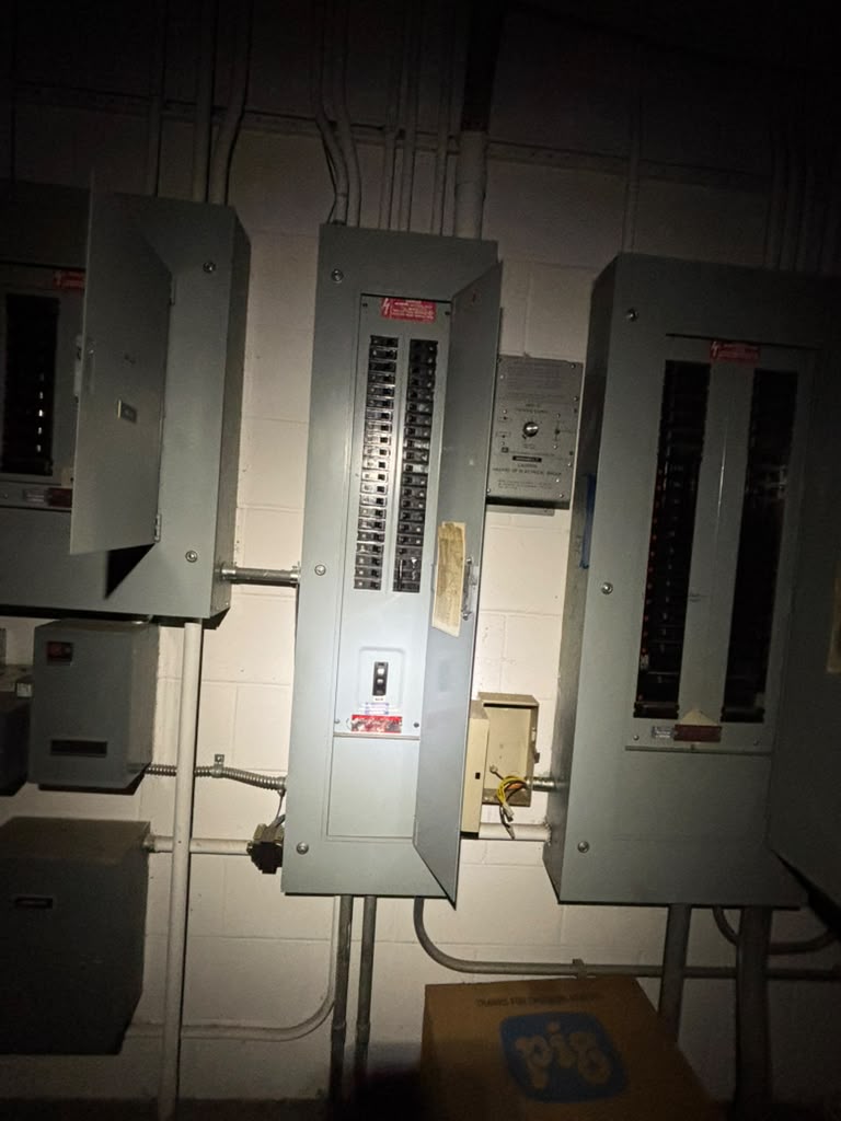 GE NLAB 225A 208Y/120V 3PH 4W Commercial Panelboard Enclosure THQB Breakers