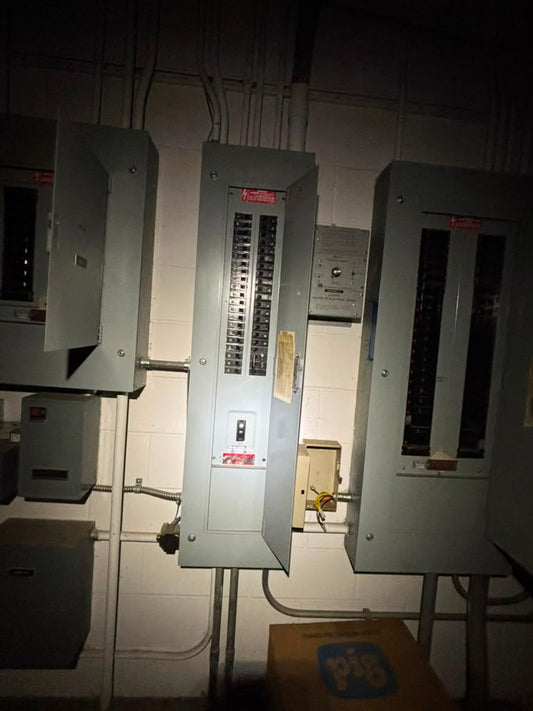 GE NLAB 225A 208Y/120V 3PH 4W Commercial Panelboard Enclosure THQB Breakers