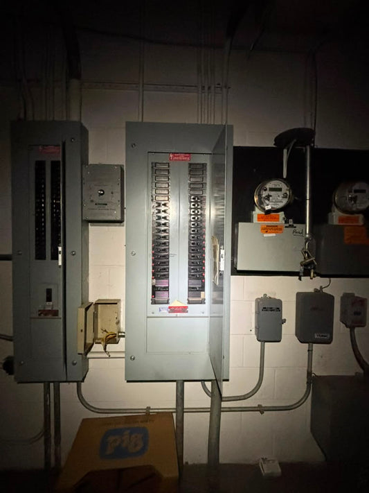 GE NHB 225A 480Y/277V 3PH 4W Commercial Panelboard Enclosure TED Breakers