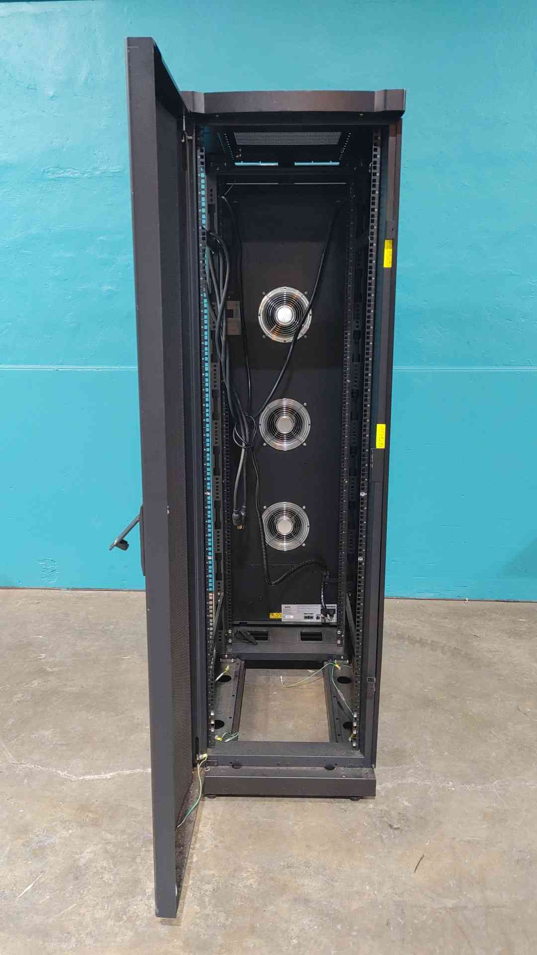 APC ACF102BLK Rack Air Removal Unit NetShelter Server Enclosure Cooling Fan 230V