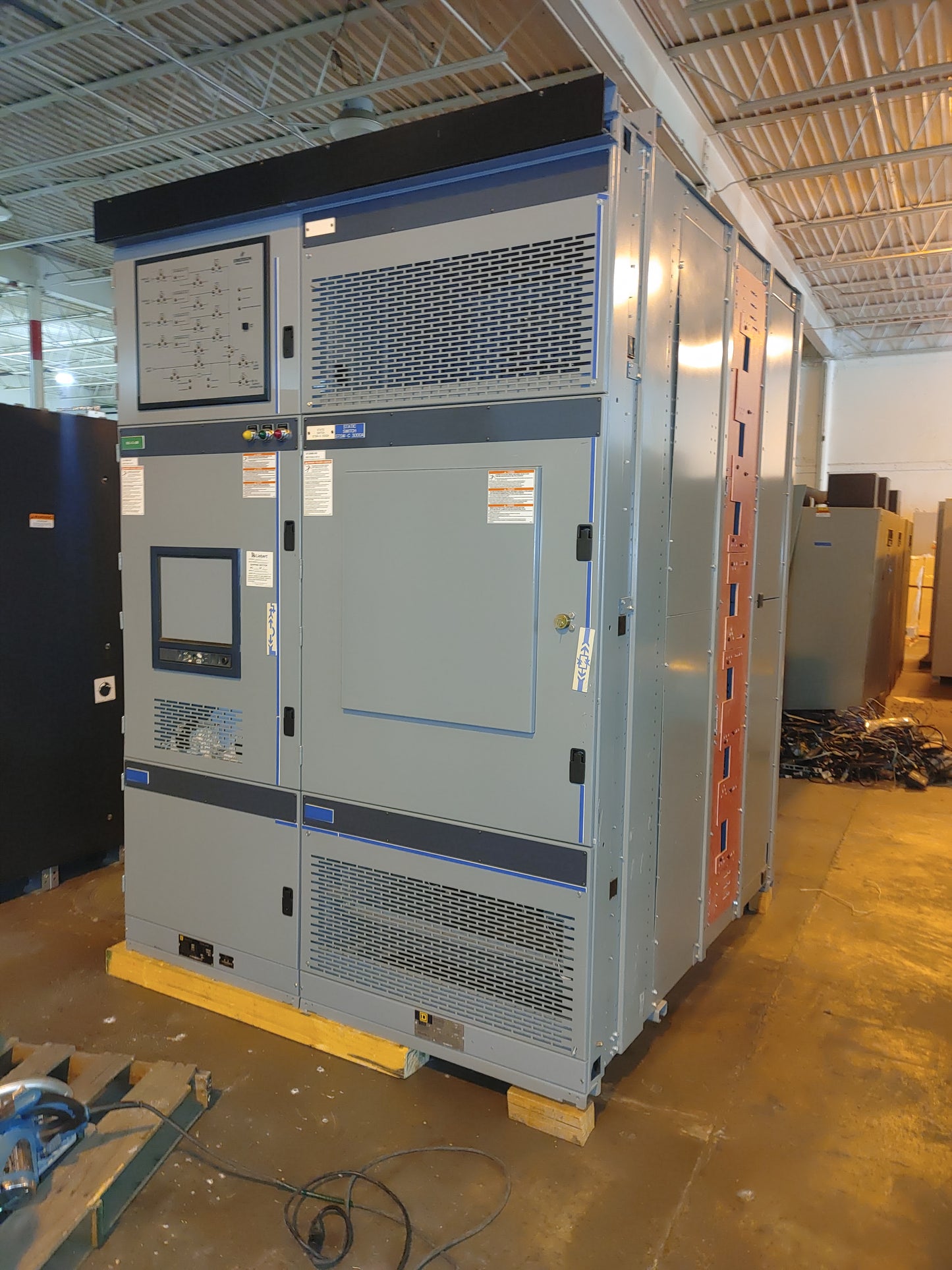 SQUARE D Power Zone Switchgear 3200A 12 Section w/ 13 Skidded Breakers (112402)