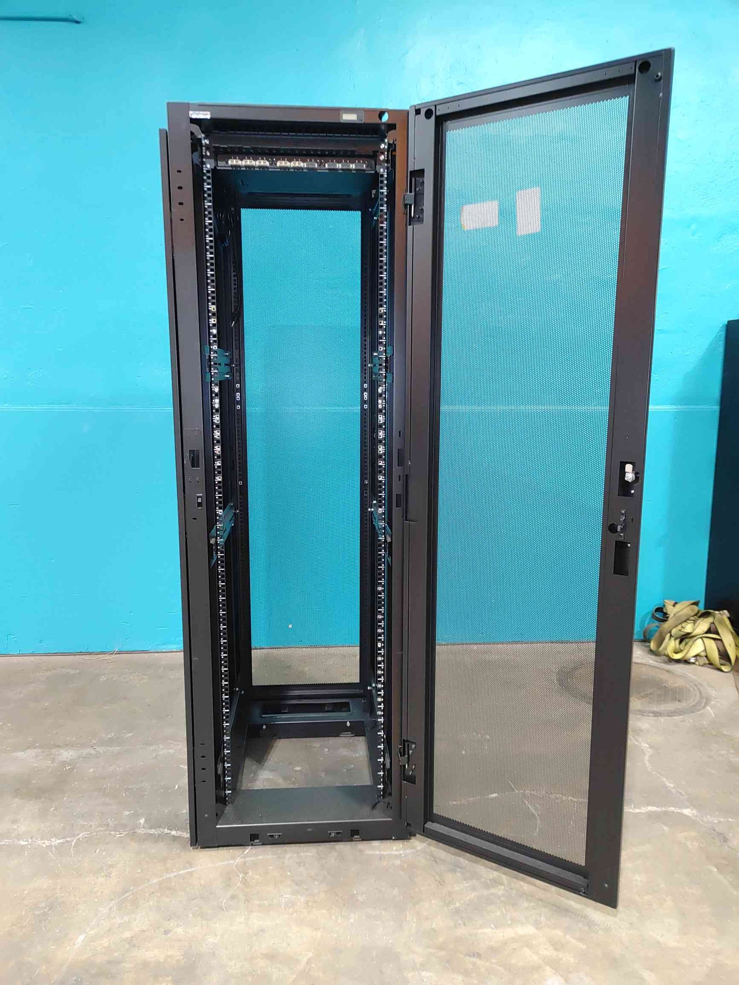 42U SMC Fully Enclosed Server Rack Black Rooftop Fan (SKU: 111085)