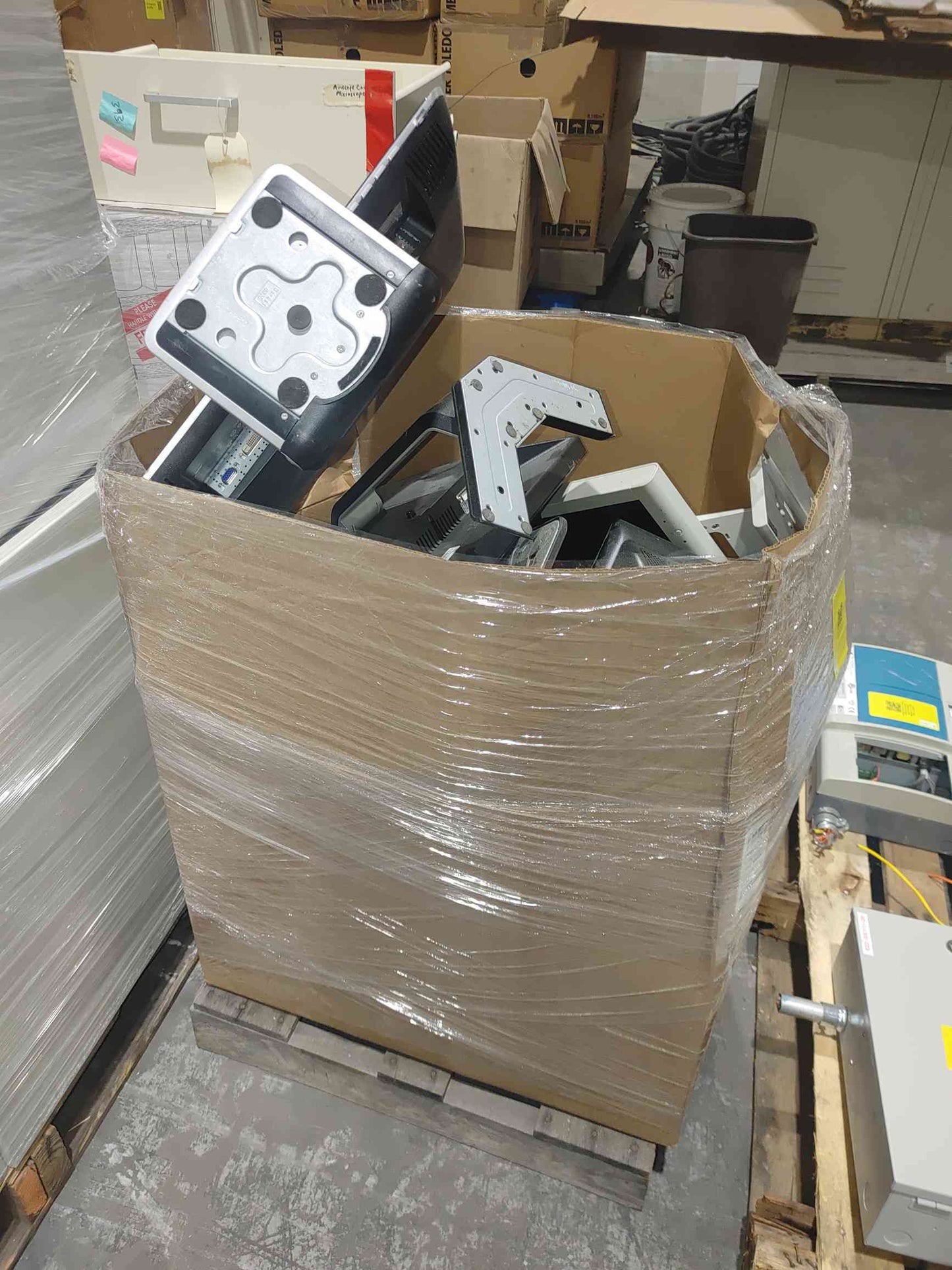 Lot Of 12 Computer Monitors (SKU: 113910)