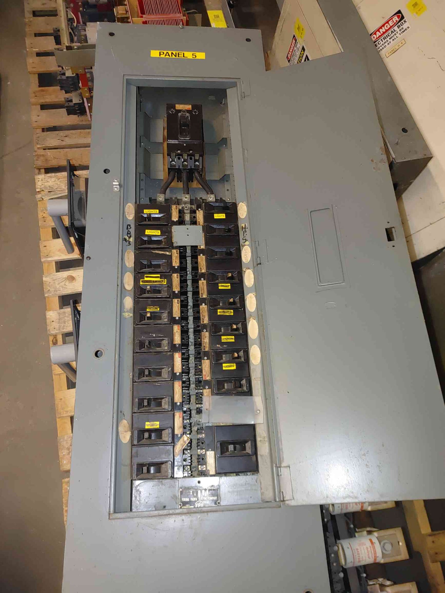 ITE Siemens Panelboard 200A 3 Phase Main Disconnect w/ 18x 20A 2P Breakers