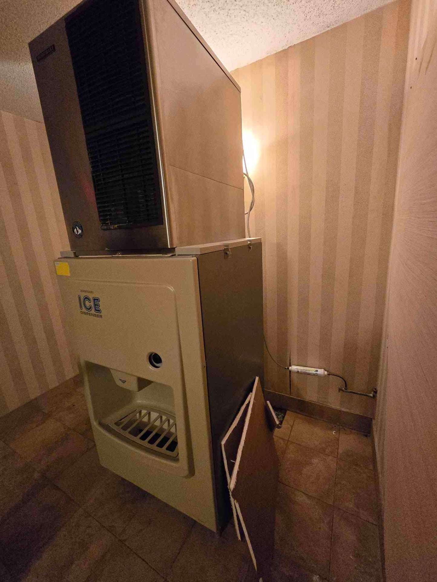 Hoshizaki Commercial Ice Dispenser W/ Ice Maker KM-515MAH