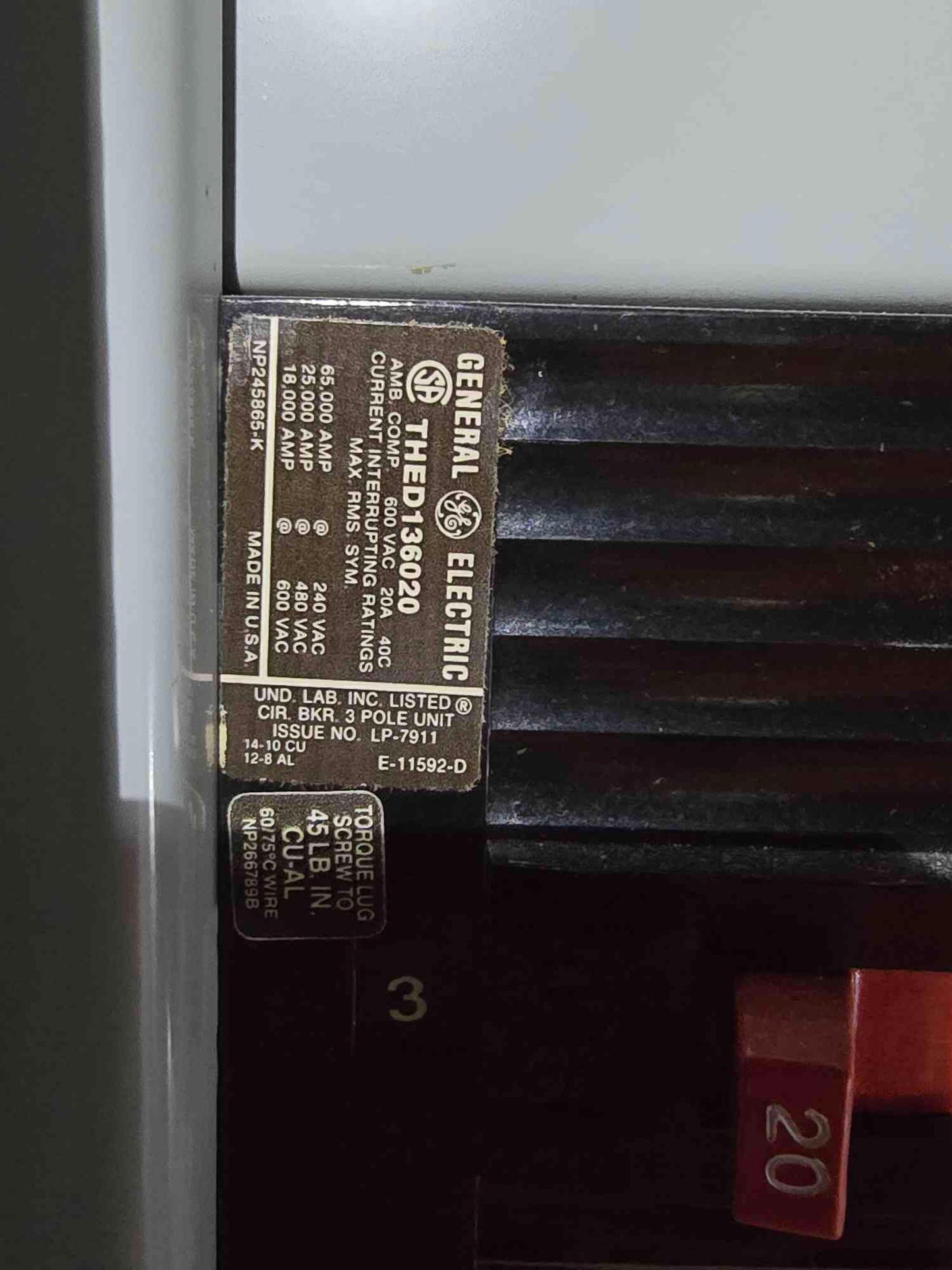 400A GE Panelboard 480v 3PH 8 Breakers