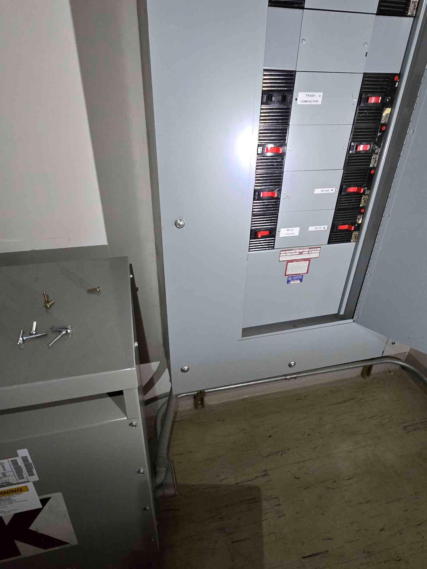 400A GE Panelboard 480v 3PH 8 Breakers