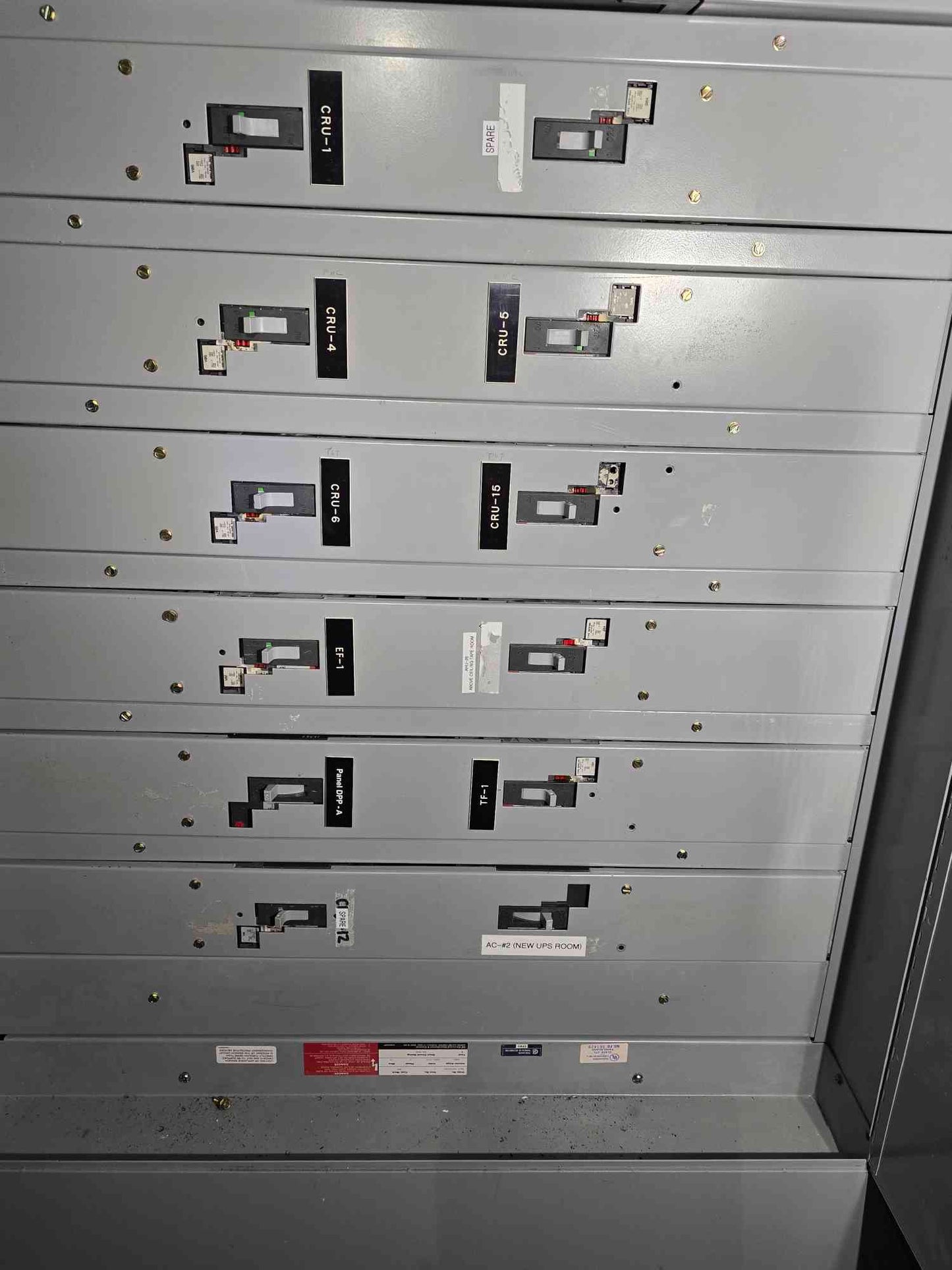 800A GE Electric Spectra Series PanelBoard 480Y/227 12 Breakers & Main