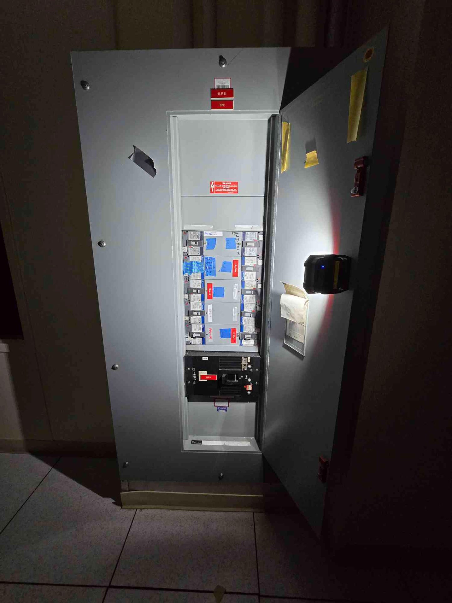 800A GE Panelboard 480/277V 3PH 10 Breakers & Main