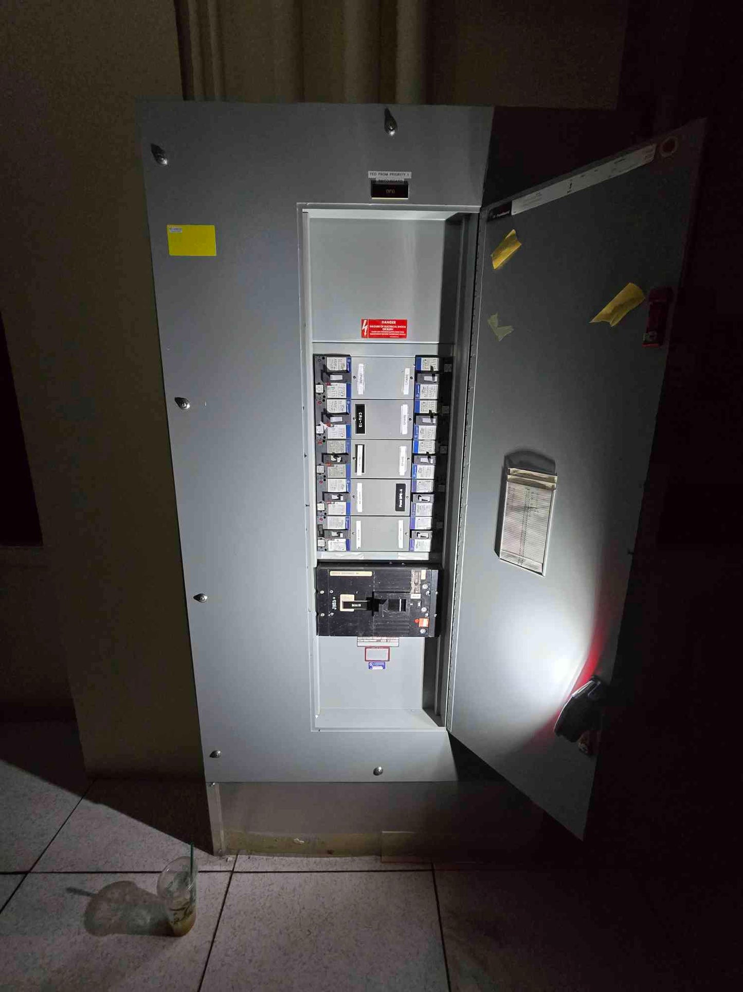 800A GE Switchboard 480v 3PH 10 Breakers & Main Panelboard